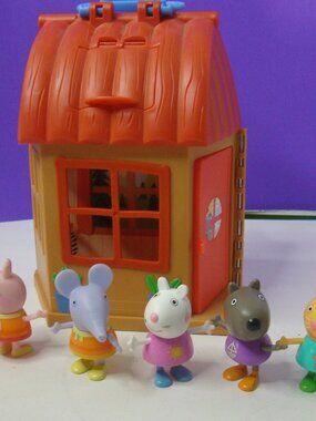 Peppa Pig Cozy Campsite Cabin W/5 Figures Peppa